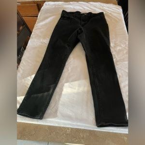 ⭐️- Levi’s Classic Black Mid Rise Skinny size 14M W32 L30⭐️